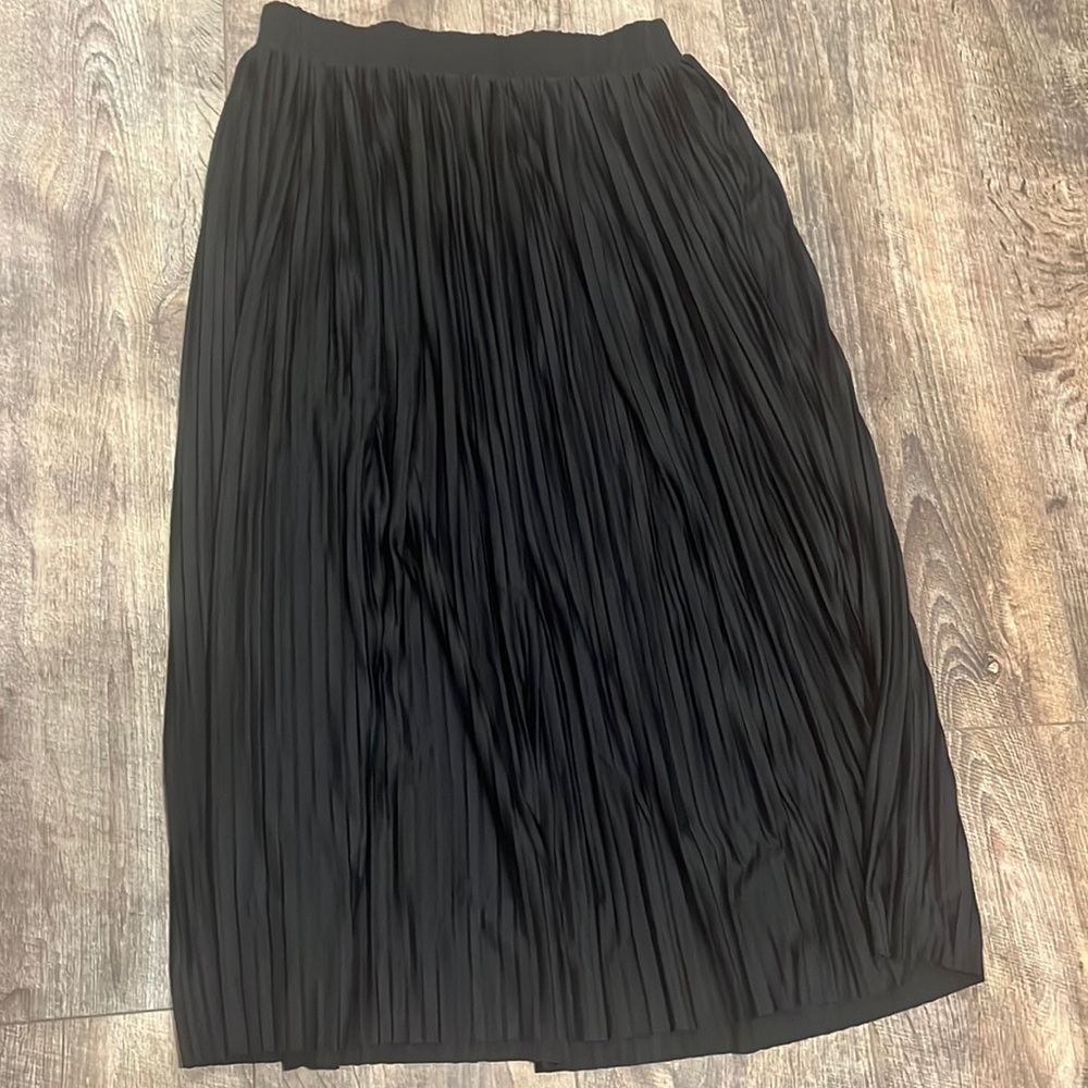 Black knee-length skirt from H&M. Size medium.